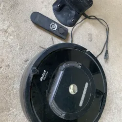 Xác robot hút bụi iRoomba kèm remote và dock sạc. 