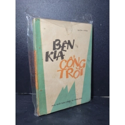 Bên kia cổng trời mới 70% bẩn bìa, ố vàng, tróc gáy 1985 Ngôn Vĩnh HCM2603 VĂN HỌC