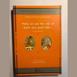 PLATO VÀ CON THÚ MỎ VỊT BƯỚC VÀO QUÁN BAR