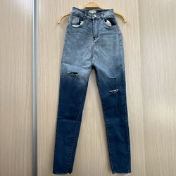 Quần jeans loang màu rách gối