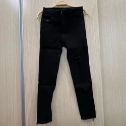 Quần jeans đen rách gối