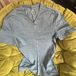 Áo thun HM cổ chữ V size S mặc 1 lần 379461