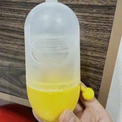 Xoay lắc trộn lòng đỏ lòng trắng trứng đều giúp các con ăn trứng ngon hơn