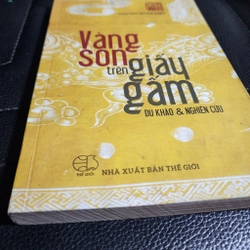 Vàng son trên giấy gấm | Chữ ký. Triện TS Nguyễn Xuân Diện 525377