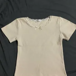 Mô tả sản phẩm: Hai chiếc áo thun nữ cùng kiểu dáng cổ tròn, tay ngắn và chất liệu nhẹ 735700