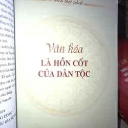 Xây dựng và phát triển nền văn hóa Việt Nam tiên tiến, đậm đà bản sắc dân tộc 704316