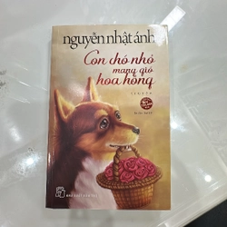 Con chó nhỏ mang giỏ hoa hồng