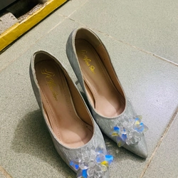 Giày 99% đi 1 lần màu bạc size 39 256774