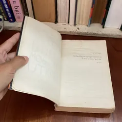 II Tiểu Thuyết: Cô Gái Mù Chữ Phá Bom Nguyên Tử - JONAS JONASSON - 2018 576365