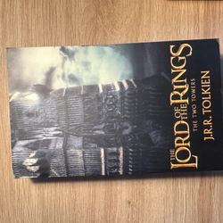 Sách tiểu thuyết The Lord of the Rings: The Two Towers – J.R.R. Tolkien – Mới 90%