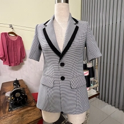 Áo vest nữ. Thiết kế. Tay ngắn, 2 nút gài. Size S,M. Trắng phối đen, nanh sói nhỉ.