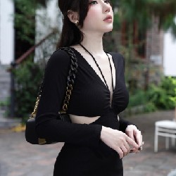 Đầm đen khoét eo sang nhẹ nhàng 24315