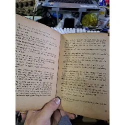 Chuỗi hạt của hoàng hậu mới 70% ố rách bìa 1989 Văn học nước ngoài HCM1709 559908