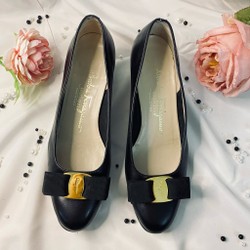 Salvatore ferragamo vara size 6C black