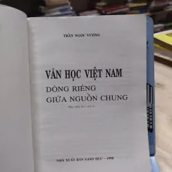 sách -  Văn học Việt Nam Dòng riêng giữa nguồn chung -  Trần Ngọc Vương (A1) 565011