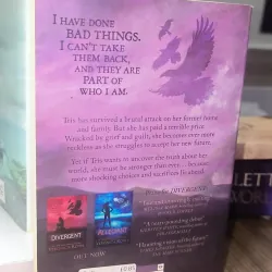 Insurgent (the second book in the Divergent trilogy)  795618