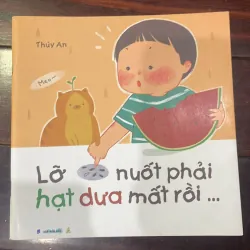 THUÝ AN : - Lỡ nuốt phải hạt dưa mất rồi 