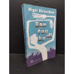 [Sách Cũ SCGR] Bàn tay kỳ dị mới 60% bẩn bìa, ố, tróc bìa, tróc gáy, rách gáy, có mộc NXB 2011 HCM1209 Nigel Richardson VĂN HỌC