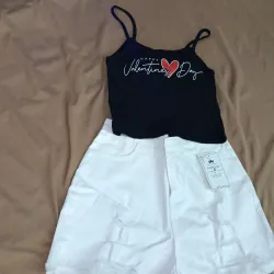 Quần short nữ trắng, áo hai dây 