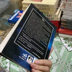 Câu chuyện nghĩa địa" (The Graveyard Book) của tác giả Neil Gaiman 999111