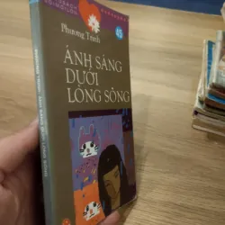 sách văn học dành cho thiếu niên. 
Tên sách: Ánh Sáng Dưới Lòng Sông.
 1025314