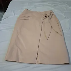 Chân váy xẻ vải da, màu be nhạt, sizze S , hành mới còn tem 750705