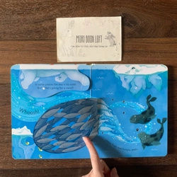 Sách ngoại văn Peep Inside The Sea - M.ấ.t Flap trang 1,3, miếng lật cũ, Used 540734