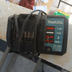 Sạc pin makita