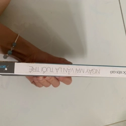 Hồi ký du lịch Ngày mai vẫn là tuổi trẻ + bookmark và postcard còn mới 462154