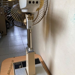 Quạt đứng Mitsubishi nắp lật phím cảm ứng có đèn cánh 30 màu vàng cát .100v 470648