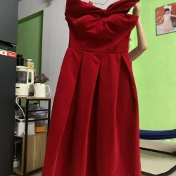 Đầm  thiết kế trễ vai vải nhung đỏ size L mới 90%