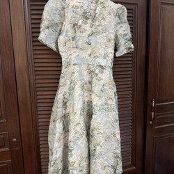 Váy lụa mềm SIZE L, cổ chữ V thoáng, 2 lớp lót. New 100%, nguyên mác 193993