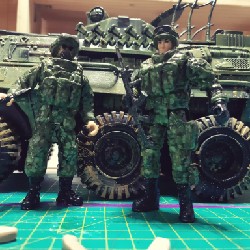 Mô hình quân sự 1/18 xe bọc thép kèm lính nga 6702