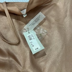 Áo kiểu River Island (Anh) size UK8 = size S màu vàng gold smart, còn mới nguyên mác 141643