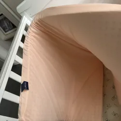 Nôi em bé gỗ MDF chắc chắn màu trắng có đệm mầu hồng 935103