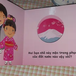 Sách gỗ  ĐỐ BÉ Ở SAU LÀ GÌ?  - chủ đề: TRANG PHỤC 📖 song ngữ Anh - Việt 🔤 713406