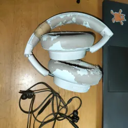 Tai nghe chụp tai baseus còn sử dụng được nếu cắm dây chuyển đổi type C, có bluetooth