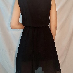 Đầm đen dạo phố đính hạt 144