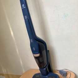 Hút bụi cầm tay Elechtrolux 2 trong 1 dùng pin ,hàng xuất nhật còn hộp