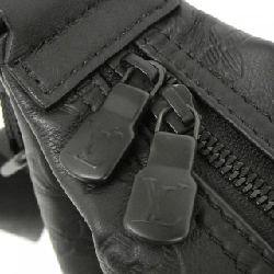 Túi xách hobo Monogram Shadow của Louis Vuitton M12850 611039