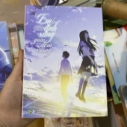 Em Là Ánh Sáng Giữa Đêm Trăng