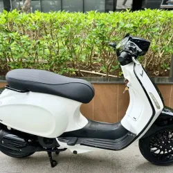 Xe máy Vespa Primavera 125cc màu trắng đen, kiểu dáng cổ điển 722318