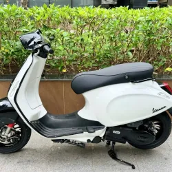 Xe máy Vespa Primavera 125cc màu trắng đen, kiểu dáng cổ điển 722318