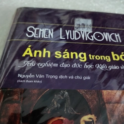 Ánh sáng trong bóng tối trải nghiệm đạo đức học kito giáo triết học | bìa cứng đánh số 528853