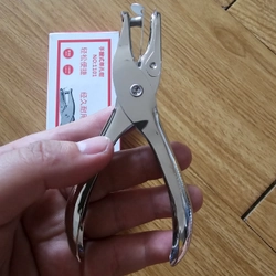 Kìm Bấm Đục Lỗ Giấy - Dụng Cụ Bấm Lỗ Giấy Làm Sổ Còng Cầm Tay Tiện Lợi như hình 
20k 479542
