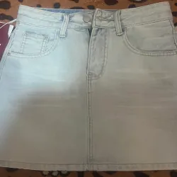 Chân váy jeans màu xanh Size S mới, chưa mặc lần nào còn nguyên mác