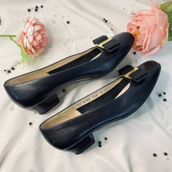 Salvatore ferragamo vara size 6C black 195270