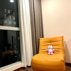 Ghế bành mềm mại màu vàng cam phối nệm tựa chắc chắn