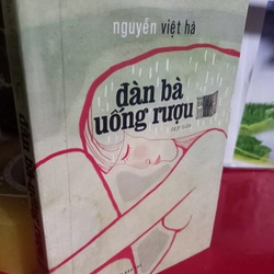 người đàn bà uống rượu