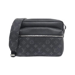 Túi đeo chéo ngoài trời Louis Vuitton Taiga Lama PM M30233